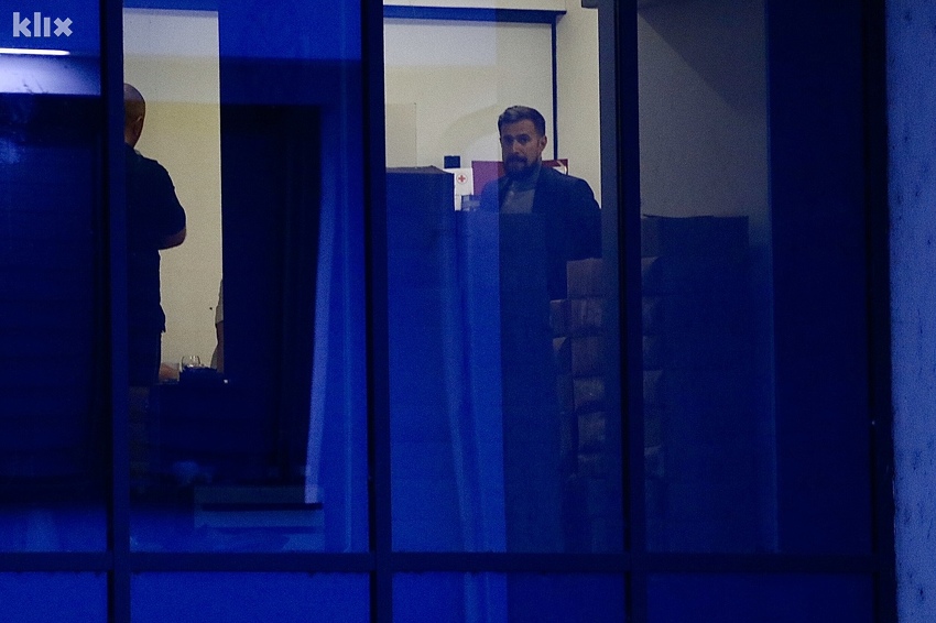 Hodžić u prostorijama svoje firme tokom pretresa (Foto: D. Ć./Klix.ba)