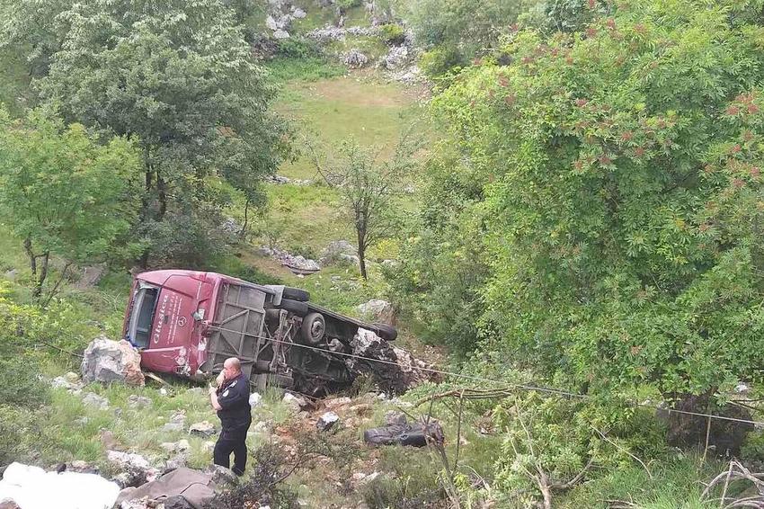 Dvije osobe poginule u sudaru autobusa i vozila u Crnoj Gori, 19 povrijeđenih