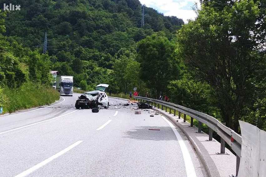 Teška nesreća kod Hadžića: Dvije osobe poginule u sudaru motora i automobila