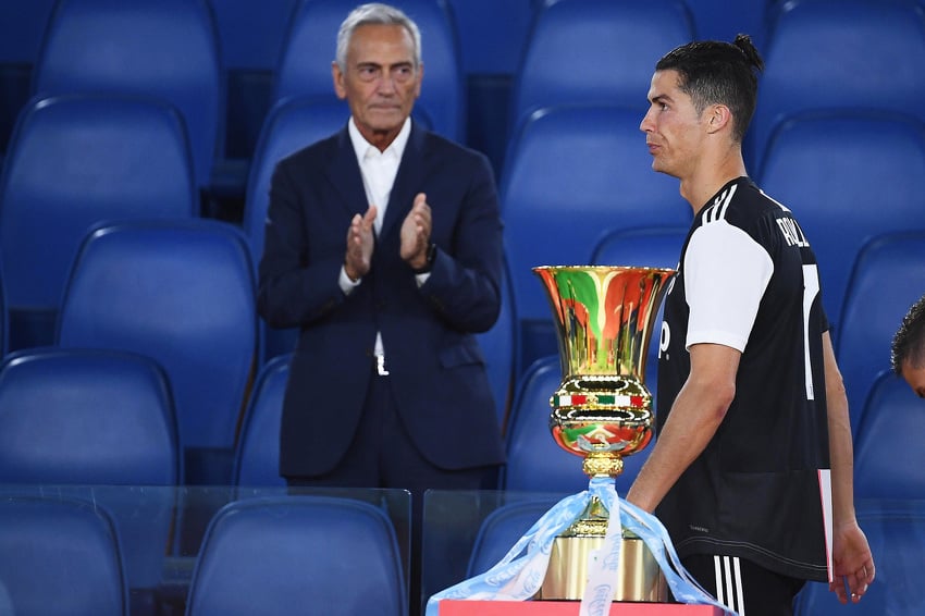 Cristiano Ronaldo prolazi pored pehara (Foto: EPA-EFE)