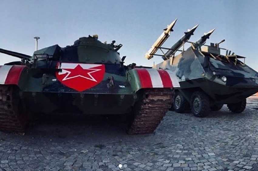 Novo borbeno vozilo ispred stadiona Rajko Mitić(Foto: Instagram)