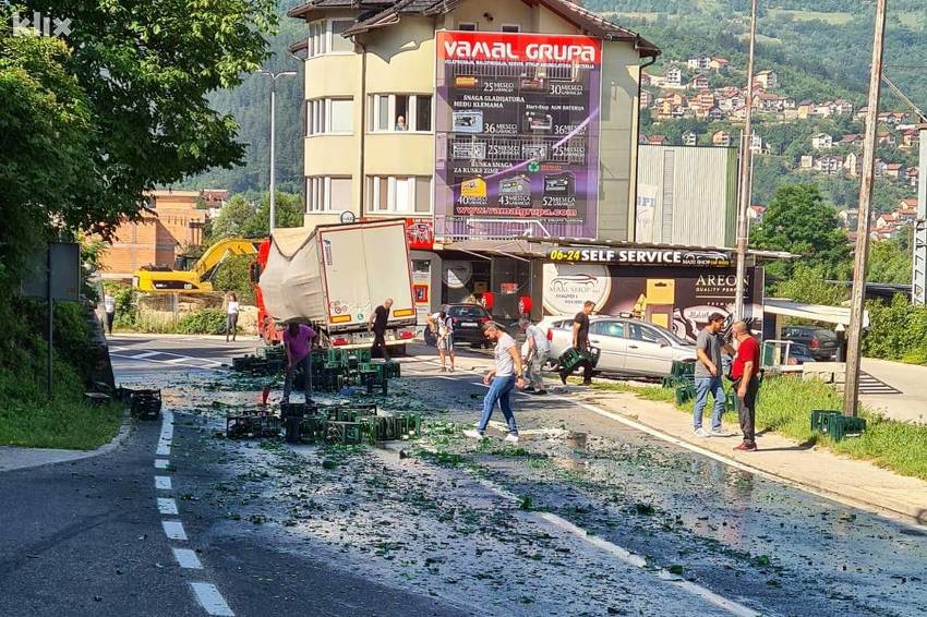 Flaše rasute po magistralnom putu M-17 (Foto: Čitatelj)