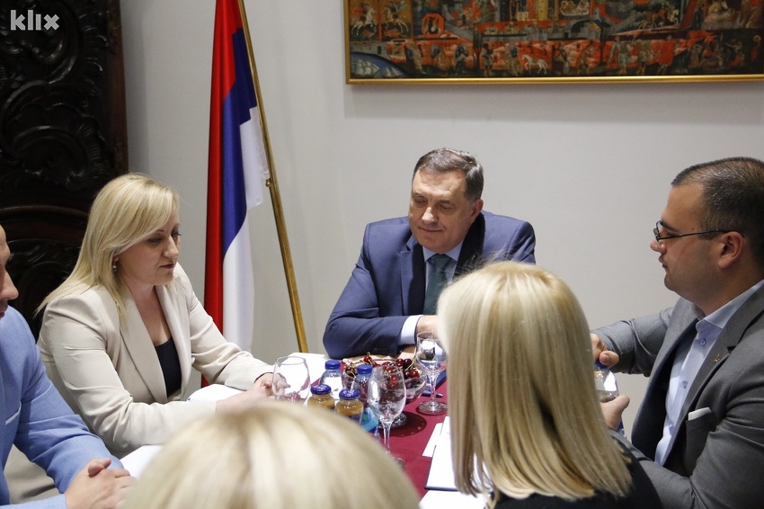 Dodik sa Srbima iz Mostara za vrijeme jednog od ranijih sastanaka (Foto: R. D./Klix.ba)