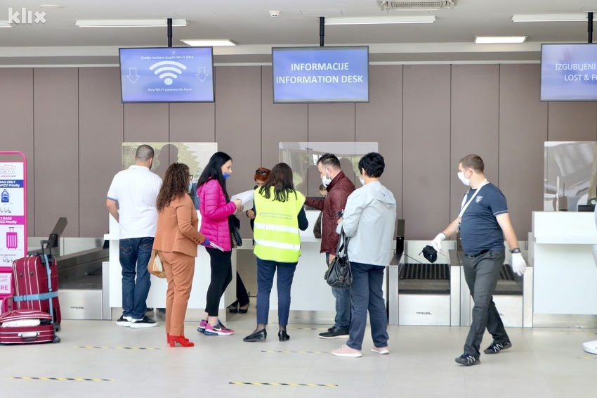 Putnici na Međunarodnom aerodromu u Tuzli (Foto: A. K./Klix.ba)