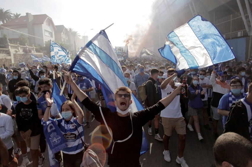 Navijači Deportiva okupili su se ispred stadiona (Foto: EPA-EFE)