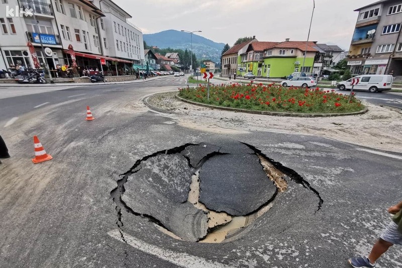 Oštećen kružni tok (Foto: Klix.ba)