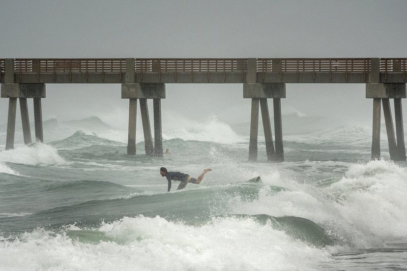 Surfer "uhvatio" velike valove dok je uragan prolazio Floridom (Foto: EPA-EFE)