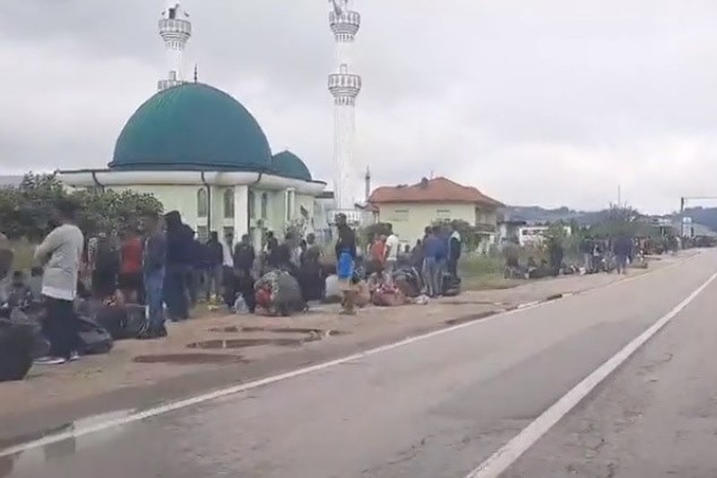 Migranti "preplavili" ulaz u Veliku Kladušu: Hiljade ih na ulicama, mještani strahuju
