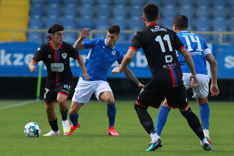 Siniša Stevanović u duelu (Foto: Damir Hajdarbašić/FK Željezničar)