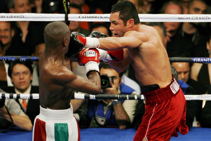 De La Hoya u ringu s Mayweatherom (Foto: EPA-EFE)