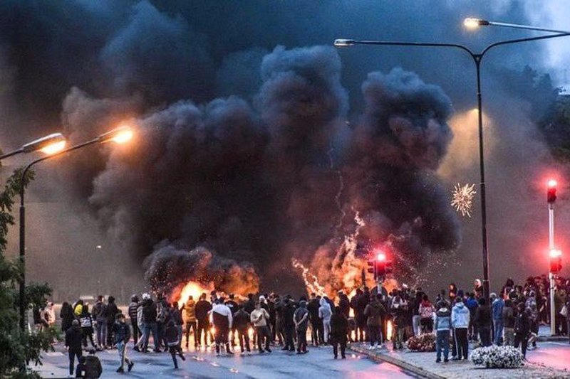 U Malmeu veliki protesti nakon šta su ekstremisti zapalili Kuran B_200829029