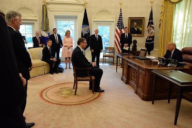 Fotografija Vučića kako sjedi na stolici ispred Trumpa predmet podsmijeha na internetu