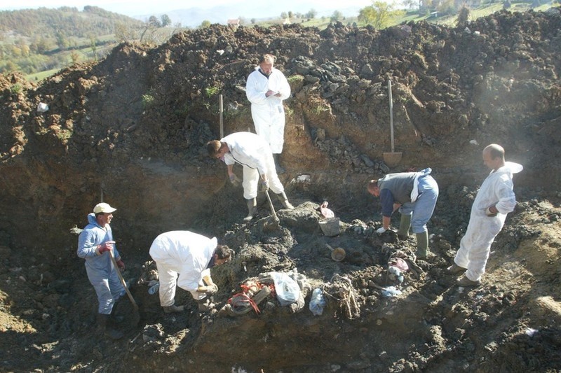 Ekshumacija u Snagovu 2004. godine (Foto: EPA-EFE)