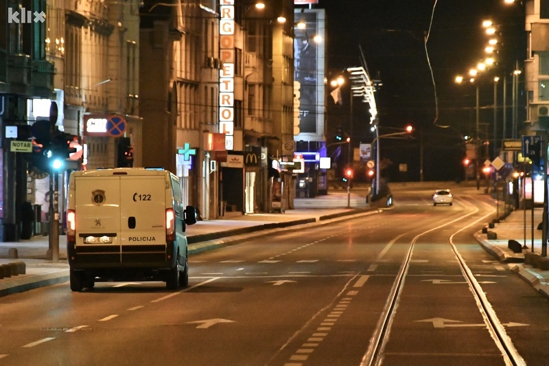 Slike praznih sarajevskih ulica u vrijeme policijskog sata (Foto: I. Š./Klix.ba)