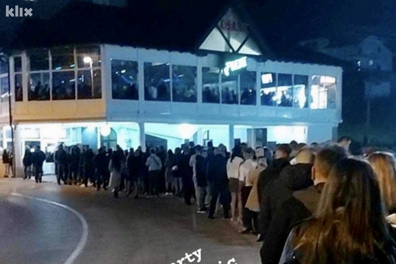 Brojni građani ispred ulaza u klub Plaža jezera Modrac u Lukavcu (Foto: Instagram)