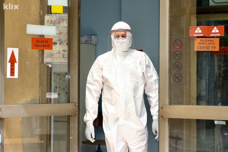 Medicinski radnik iz COVID bolnice u Tuzli (Foto: A. K./Klix.ba)