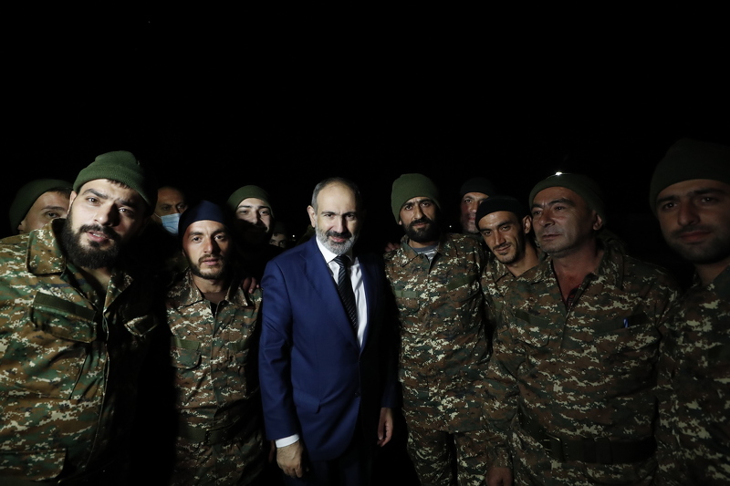 Nikol Pashinyan s vojnicima (Foto: EPA-EFE)