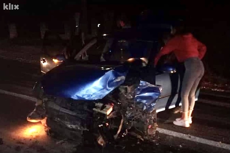 Na jednom od automobila je pričinjena velika šteta (Foto: Kalesija online)
