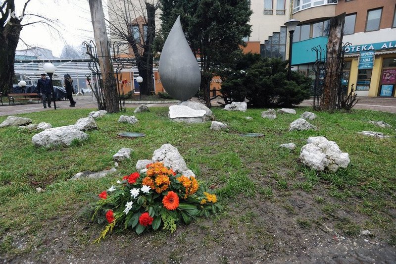 Spomenik Suza nalazi se u centru Tuzle (Foto: Arhiv/Klix.ba)