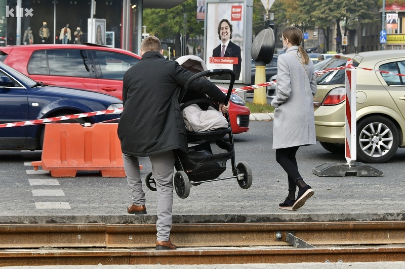 Prelazak ulice poseban izazov za roditelje (Foto: I. Š./Klix.ba)