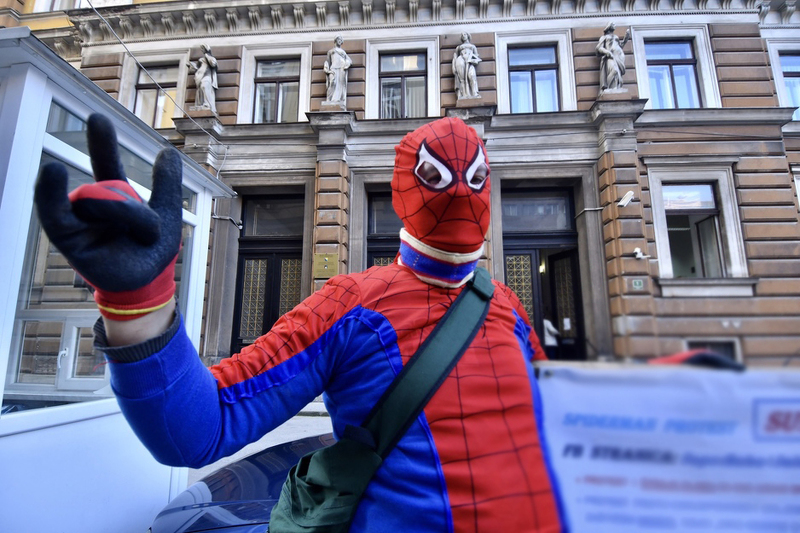 Protestuje ispred Općinskog suda Saraevo (Foto: T. S./Klix.ba)