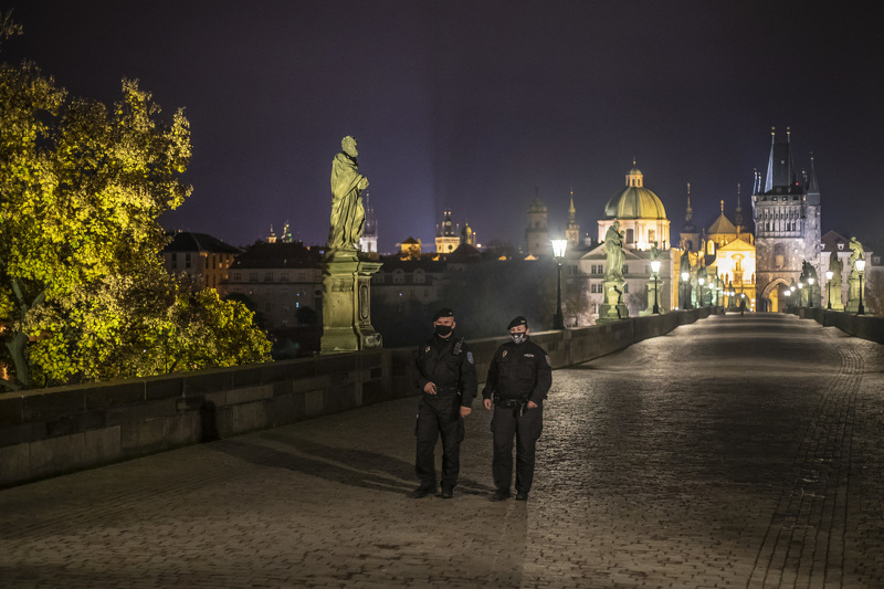 Prazne ulice i policijska kontrola tokom policijskog sata u Češkoj (Foto: EPA-EFE)