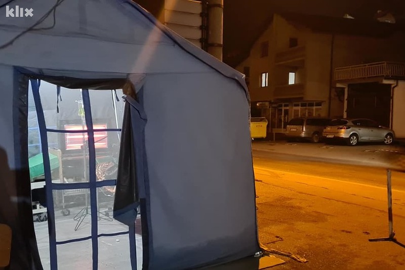 Kolaps zdravstva u Busovači, pacijeniti infuziju primaju u hladnom šatoru bez deke