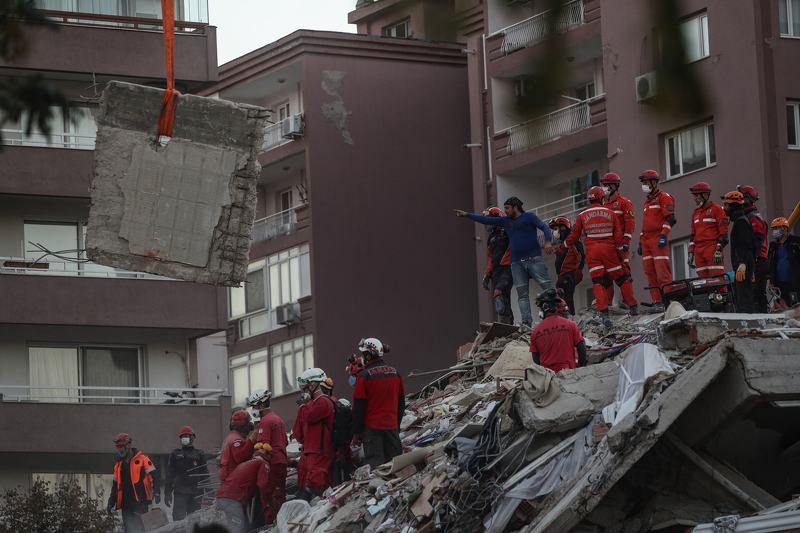 Službenici kažu da je 20 zgrada uništeno u izmirskom okrugu Bayrakli (Foto: EPA-EFE)