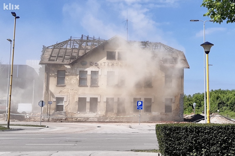 Trenutak rušenja nekadašnje zgrade Remontmontaže u Tuzli (Foto: A. K./Klix.ba)