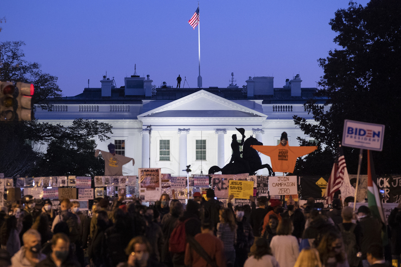 Trumpovi protivnici se okupili ispred Bijele kuće