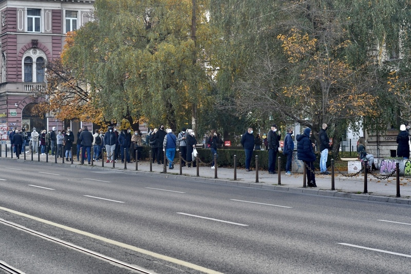 Građani od 06:00 sati ujutro čekaju na pregled u COVID ambulanti (Foto: D. S./Klix.ba)