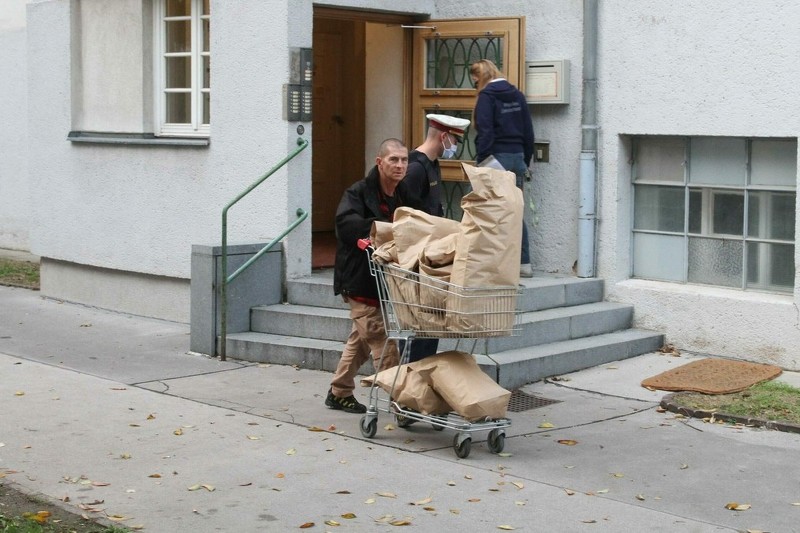 Istražitelji iznose dokaze iz stana u Donaustadtu koji je grad plaćao Fejzulahu (Foto: Krone.at)