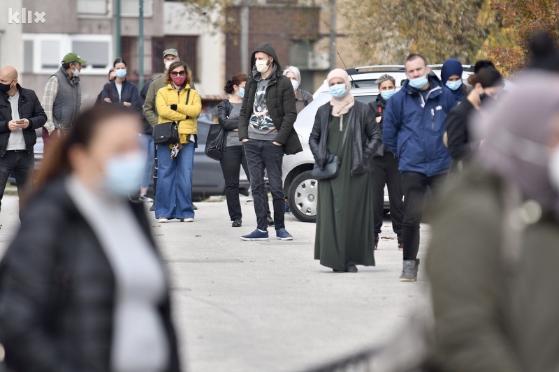 Građani čekaju na testiranje (Foto: T. S./Klix.ba)