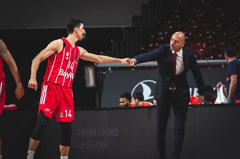 Đedović u pozdravu s Obradovićem (Foto: FC Bayern Basketball)