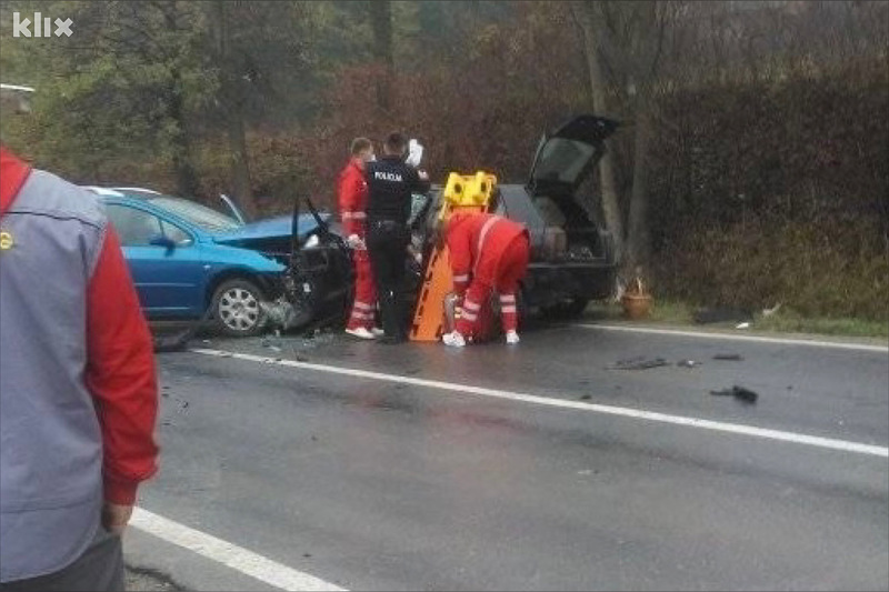 Na automobilima je pričinjena velika materijalna šteta (Foto: Facebook)