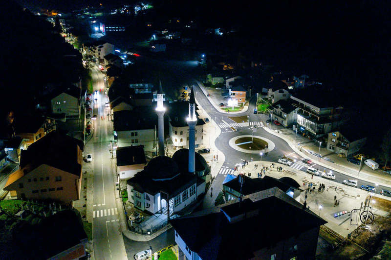 Novoizgrađeni kružni tok i trg u Bužimu (Foto: Općina Bužim)