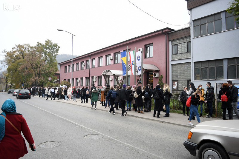 Detalj s ranije održanih protesta ispred Rektorata UNZE (Foto: Klix.ba)
