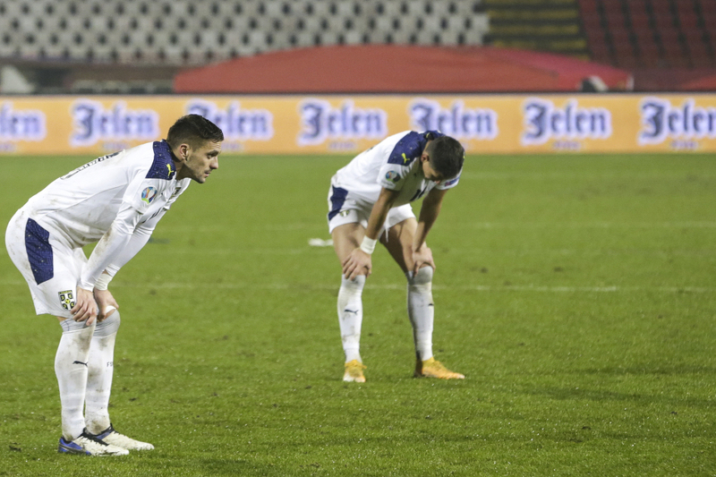 Nogometaši Srbije razočarani nakon poraza od Škotske (Foto: EPA-EFE)