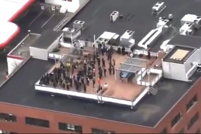 Radnici Ubisofta na krovu zgrade (Foto: Twitter)