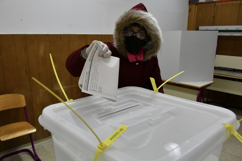 Građani su i prije 7 sati stvorili red pred biralištima (Foto: I. Š./Klix.ba)