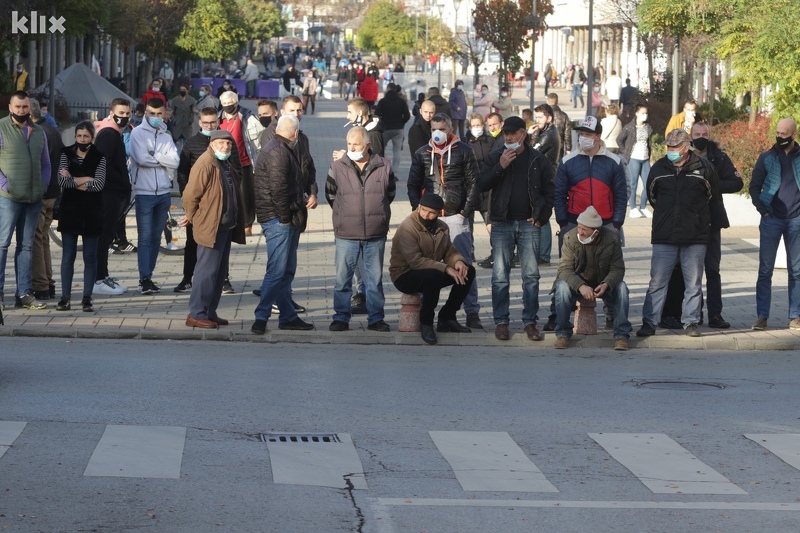 Građani se okupili kako bi pružili podršku Dovadžiji (Foto: D. S./Klix.ba)