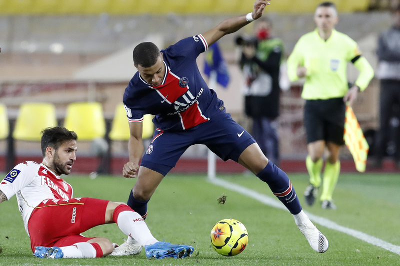 Duel strijelaca Fabregasa i Mbappea (Foto: EPA-EFE)