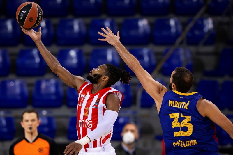 Nikola Mirotić pokušava zaustaviti Coreyja Waldena (Foto: EPA-EFE)