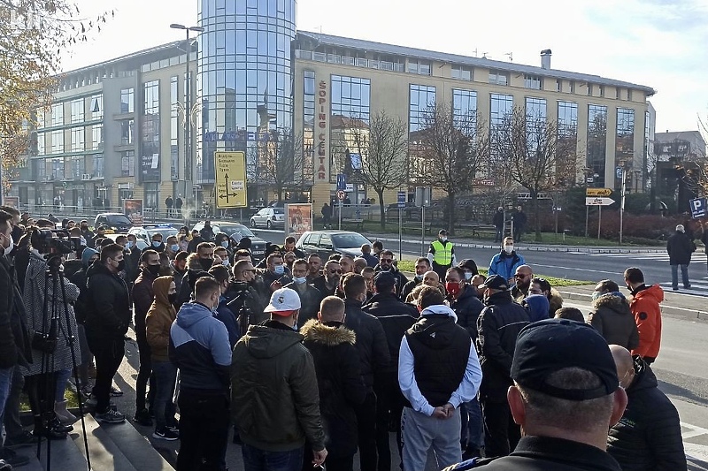 Više od 250 Brčaka protestuje u centru grada (Foto: A. K./Klix.ba)