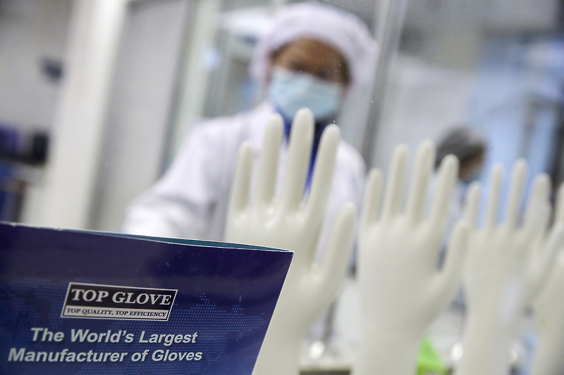 Malezija je najavila zatvaranje 28 fabrika korporacije Top Glove radi testiranja i karantina radnika (Foto: EPA-EFE)