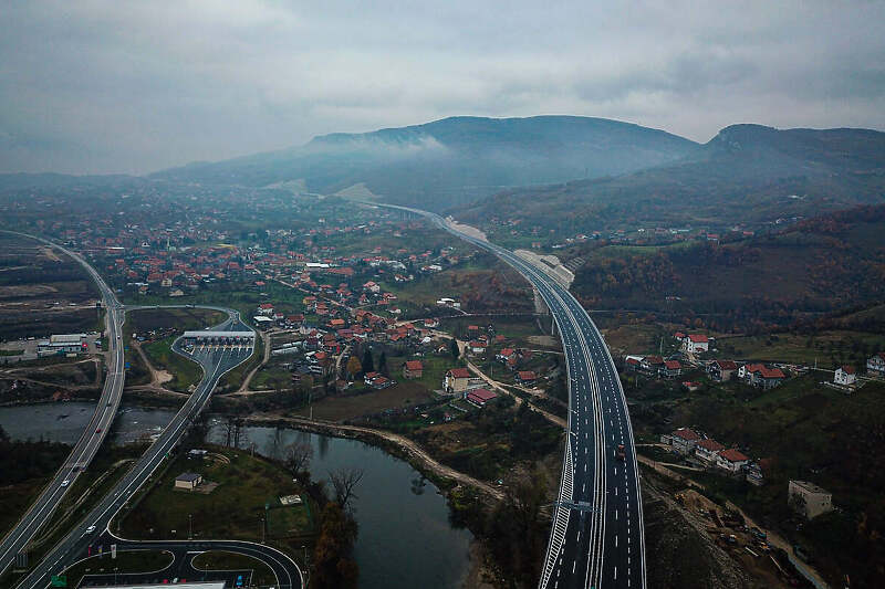 Isključenje Zenica jug u lijevom dijelu fotografije i dionica Zeničke obilaznice (desno)