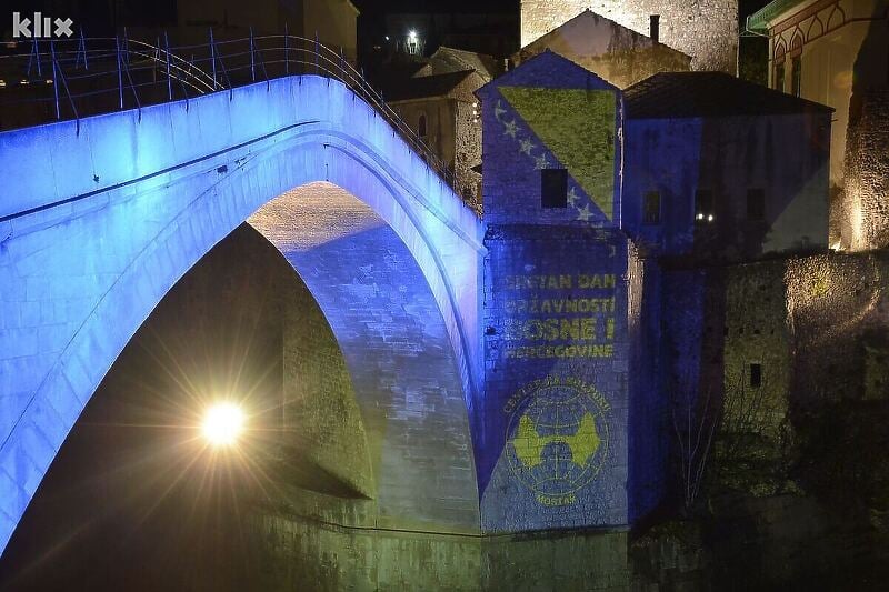 Stari most u Mostaru u bojama zastave BiH (Foto: G. Š./Klix.ba)