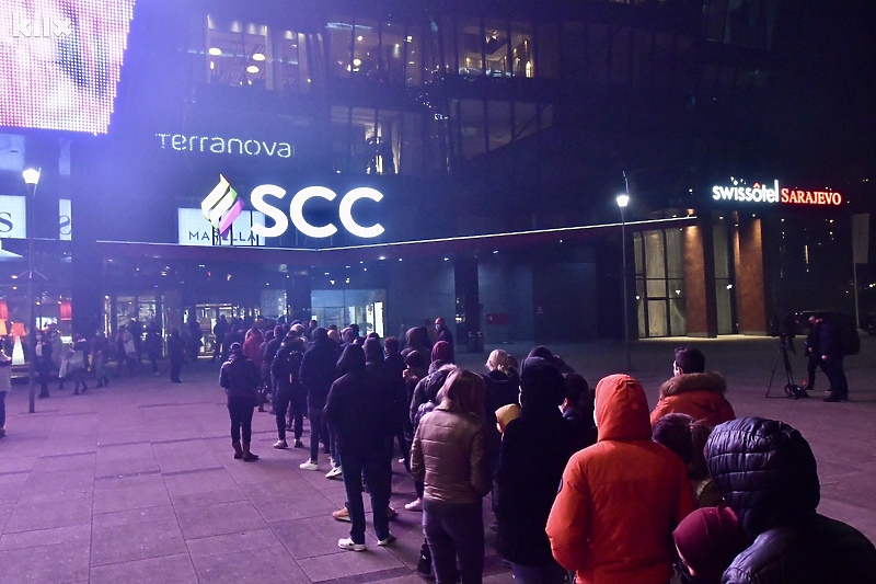 Dugi red ispred tržnog centra SCC (Foto: T. S./Klix.ba)
