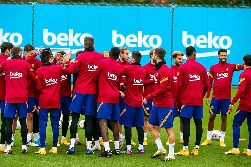 Igrači pomažu klubu (Foto: FC Barcelona)