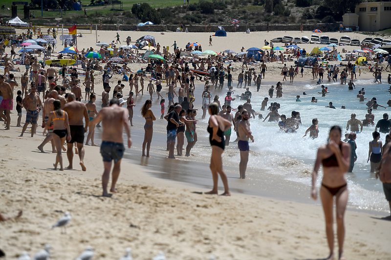 Gužva na plaži u Sydneyu (Foto: EPA-EFE)